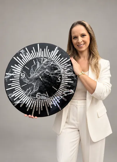Ana com relógio de resina preto com raios espelhados